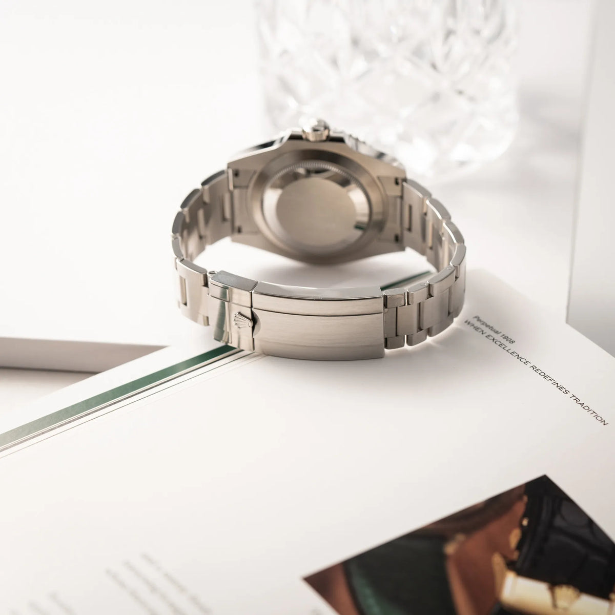 Produktfotografie der Rolex Submariner Date Starbucks der Referenz 126610LV im 41mm Oyster-Case mit der typischen grünen Keramik-Lünette zeigt die Oyster-Faltschliesse