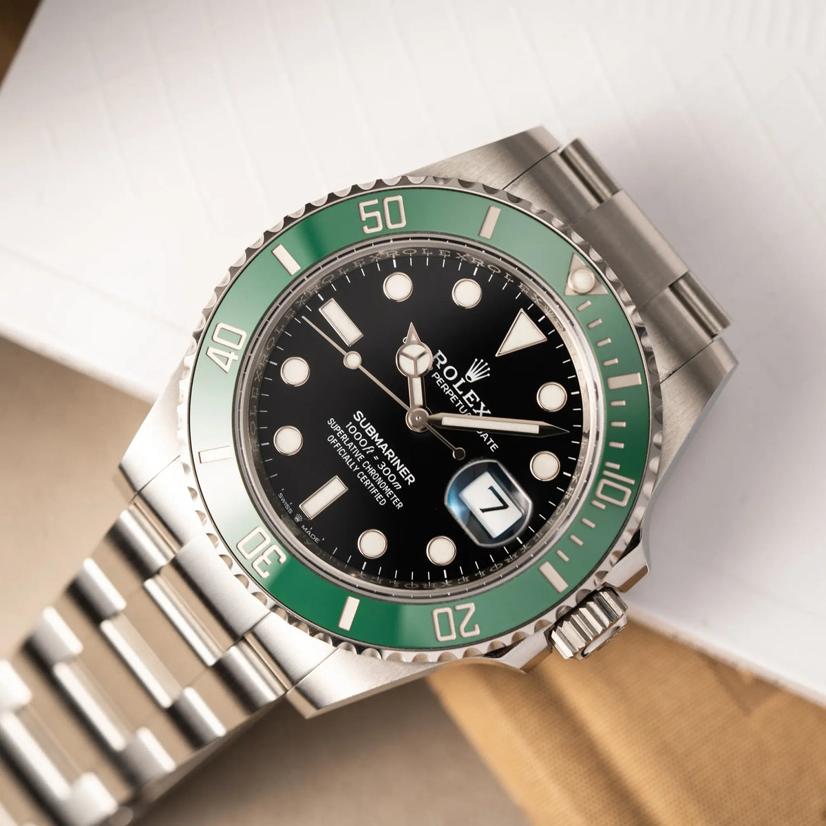 Uhrenkopf der Rolex Submariner Date Starbucks der Referenz 126610LV im 41mm Oyster-Case mit der typischen grünen Keramik-Lünette