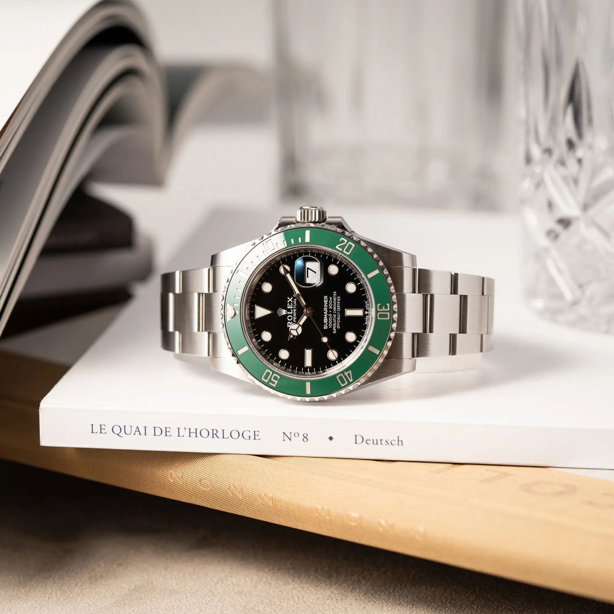 Produktfotografie als Titelbild für die Rolex Submariner Date Starbucks der Referenz 126610LV im 41mm Oyster-Case mit der typischen grünen Keramik-Lünette
