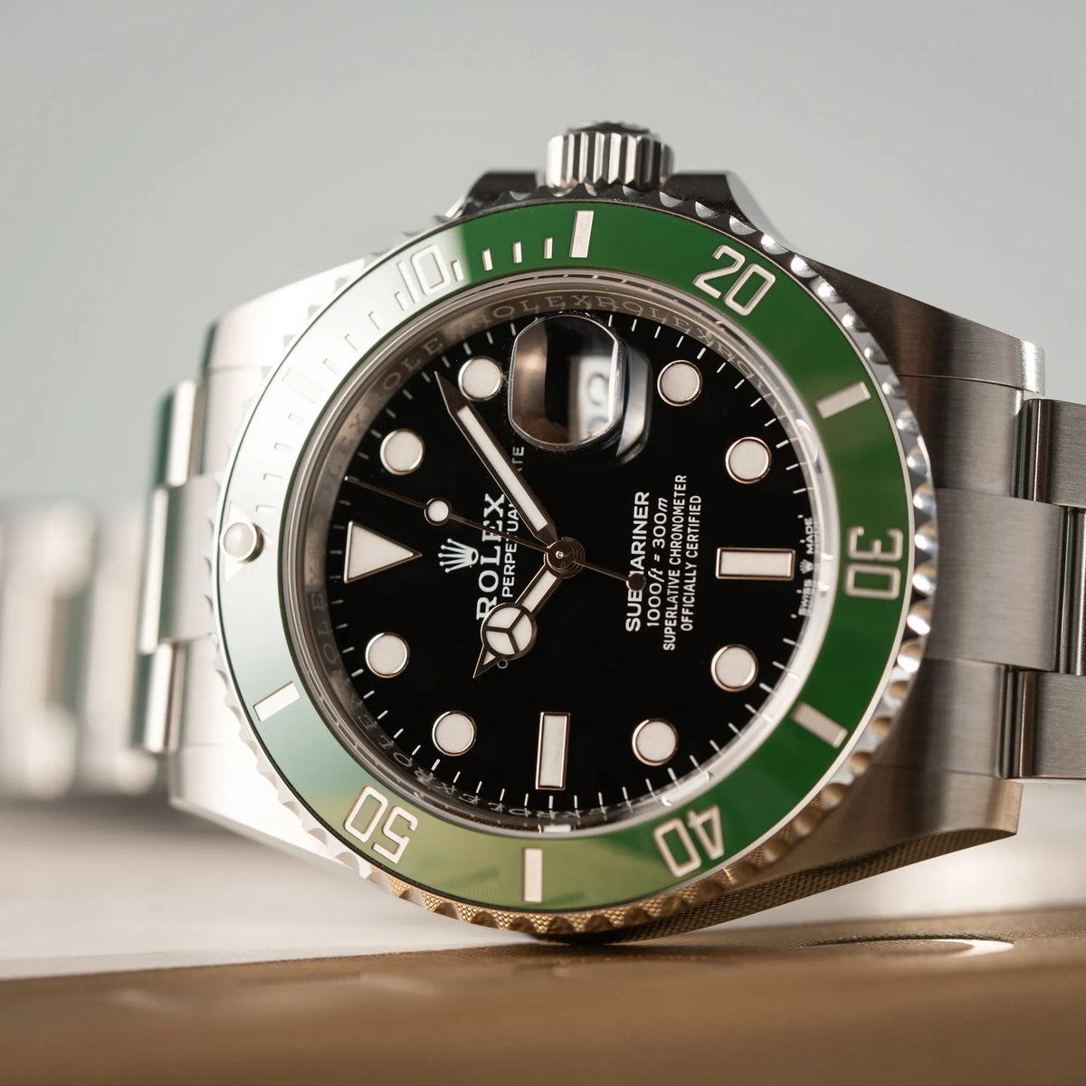 Detailaufnahme der Rolex Submariner Date Starbucks 126610LV Mark 2 aus 2025 mit der typischen grünen Cerachrom-Lünette