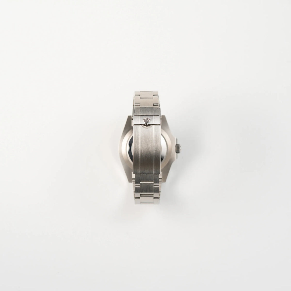 Blick auf das Oyster-Stahlband und die Oyster-Faltschliesse der Rolex Submariner Date Starbucks 126610LV Mark 2 aus 2025 mit der typischen grünen Cerachrom-Lünette