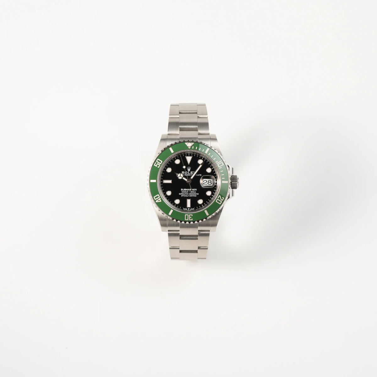 Frontale Ansicht der Rolex Submariner Date Starbucks 126610LV Mark 2 aus 2025 mit der typischen grünen Cerachrom-Lünette