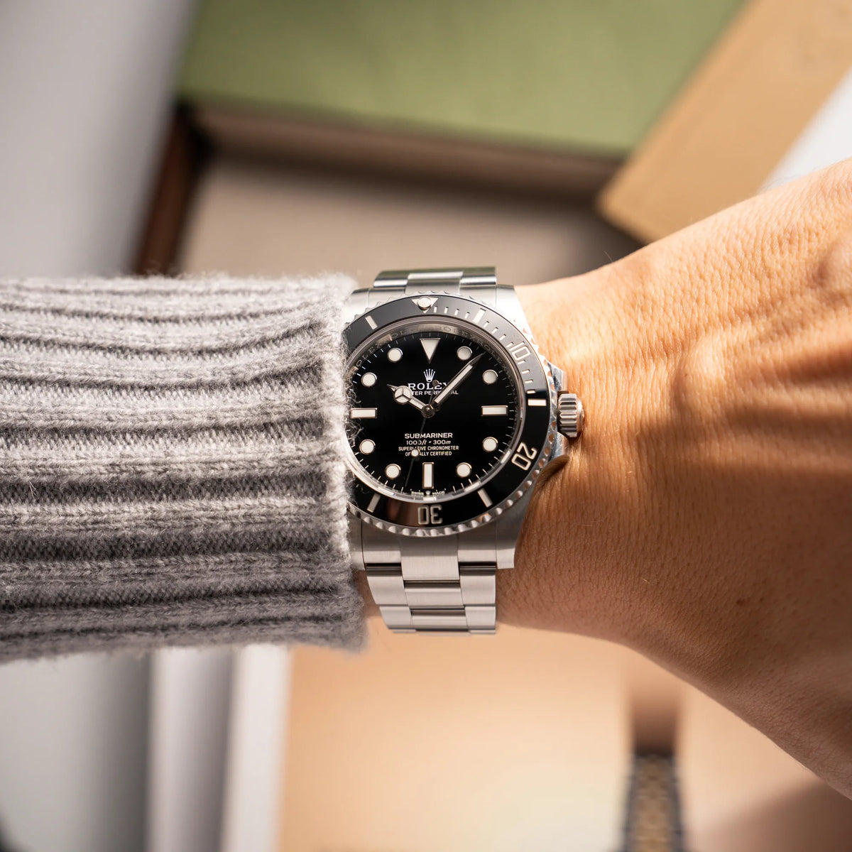 Wristshot mit der Rolex Submariner No Date der Referenz 124060 im 41mm-Oyster-Case mit schwarzem Zifferblatt und schwarzem Keramik-Lünetten-Inlay an einem Männerhandgelenk