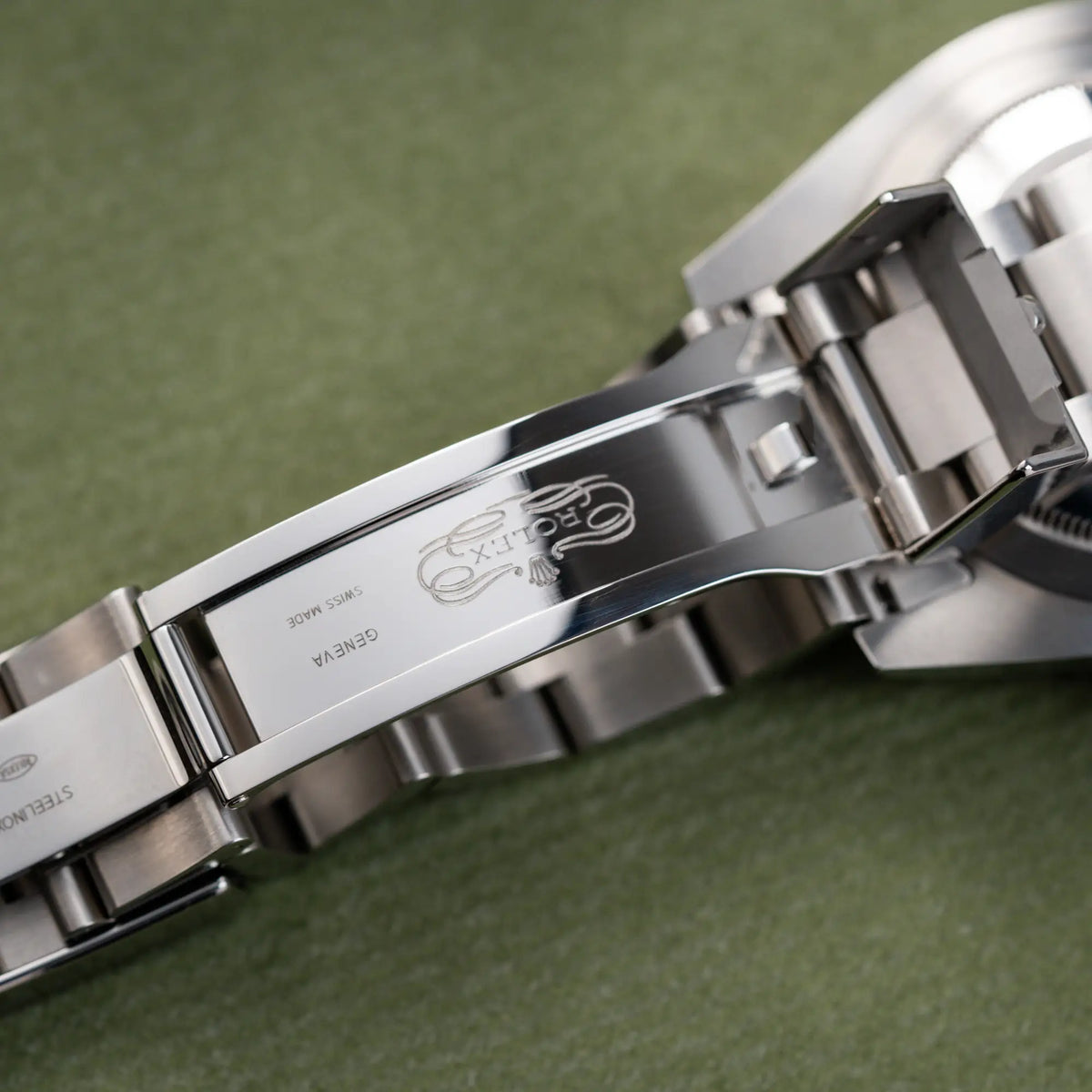 Detailaufnahme des klassischen Rolex Logos im Inneren der Oyster-Faltschliesse von der Rolex Submariner No Date der Referenz 124060 im 41mm-Oyster-Case mit schwarzem Zifferblatt und schwarzem Keramik-Lünetten-Inlay