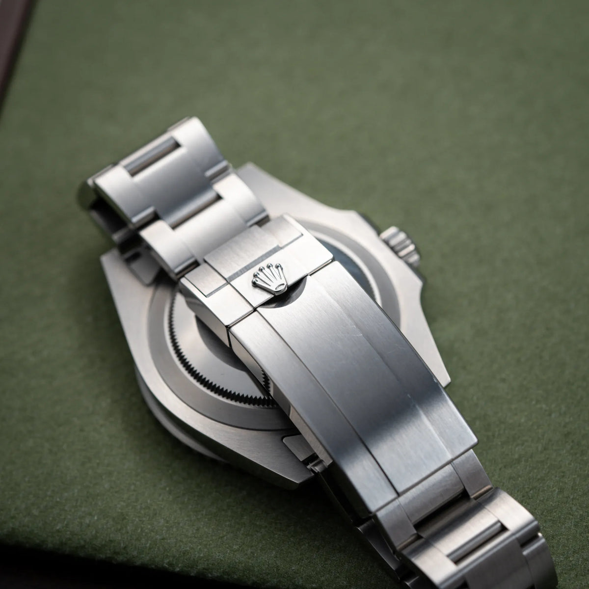 Produktfotografie der Rolex Submariner No Date der Referenz 124060 im 41mm-Oyster-Case mit schwarzem Zifferblatt und schwarzem Keramik-Lünetten-Inlay zeigt die geschlossene Oyster-Faltschliesse und deren super Zustand