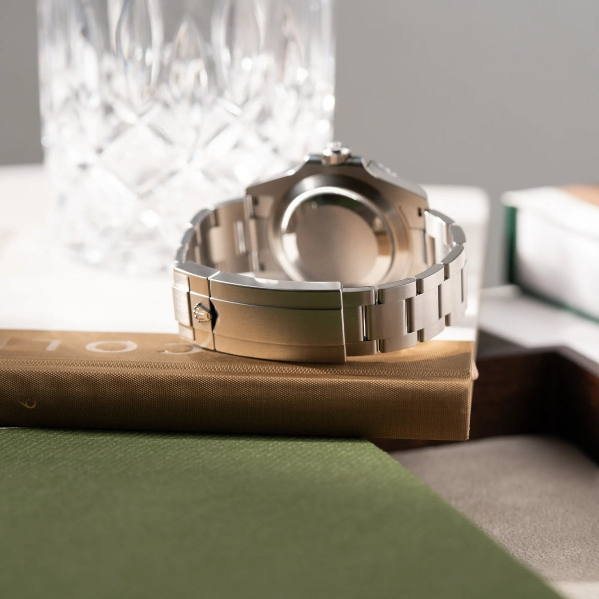 Produktfotografie der Rolex Submariner No Date der Referenz 124060 im 41mm-Oyster-Case mit schwarzem Zifferblatt und schwarzem Keramik-Lünetten-Inlay mit Fokus auf dem Oyster-Stahlband