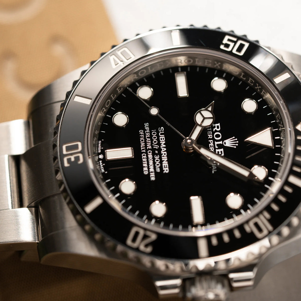 Detailaufnahme des Uhrenkopfes der Rolex Submariner No Date der Referenz 124060 im 41mm-Oyster-Case mit schwarzem Zifferblatt und schwarzem Keramik-Lünetten-Inlay