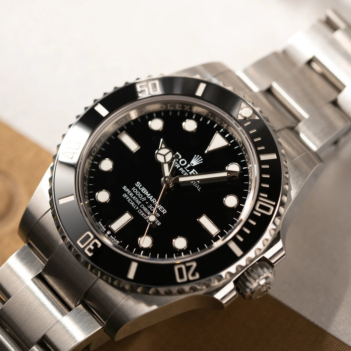 Produktfotografie der Rolex Submariner No Date der Referenz 124060 im 41mm-Oyster-Case mit schwarzem Zifferblatt und schwarzem Keramik-Lünetten-Inlay zeigt den Uhrenkopf und dessen Zustand