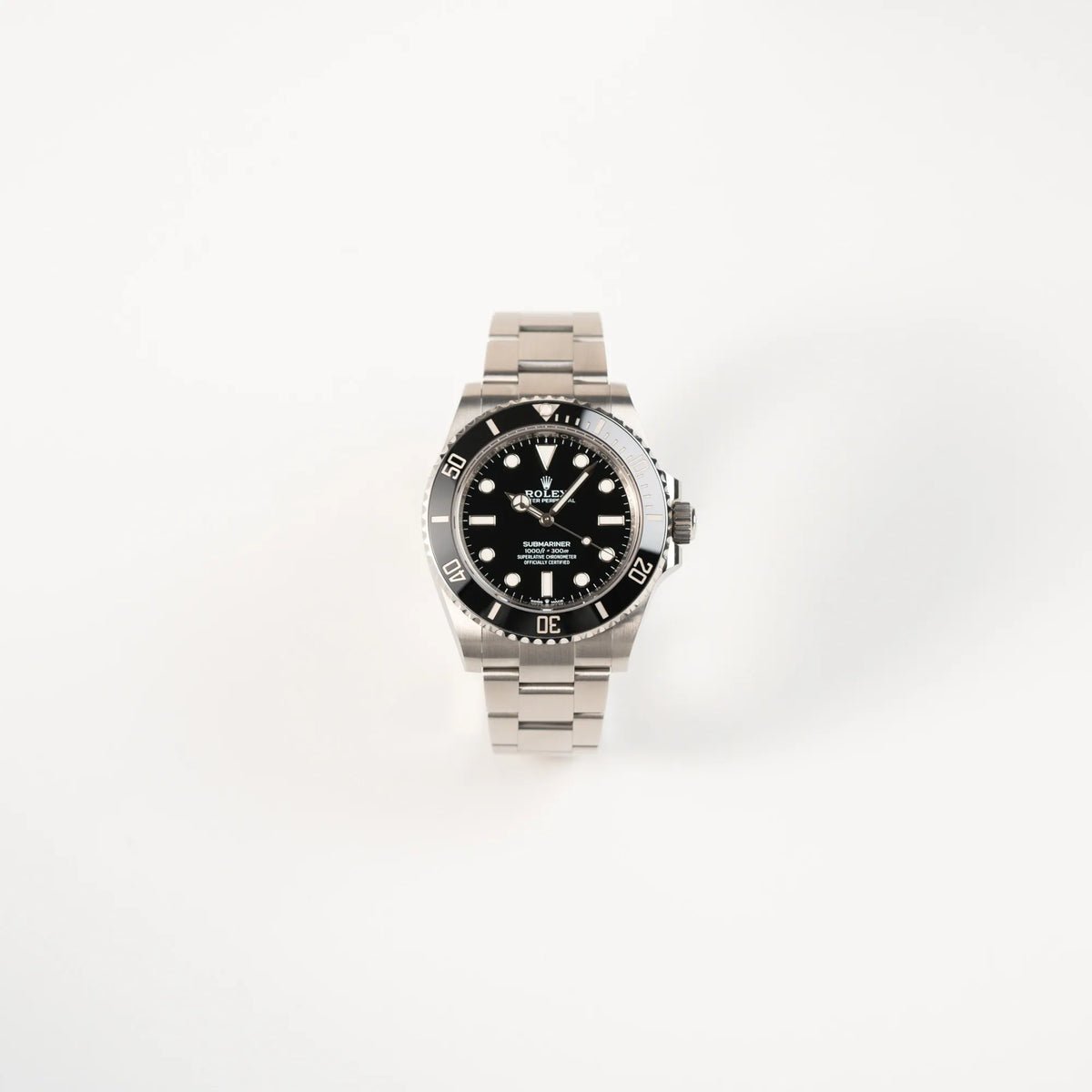 Frontale Ansicht der Rolex Submariner No Date der Referenz 124060 im 41mm-Oyster-Case mit schwarzem Zifferblatt und schwarzem Keramik-Lünetten-Inlay