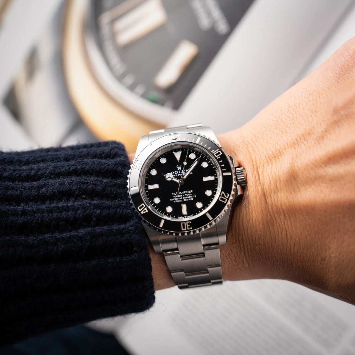 Wristshot mit der Rolex Submariner No Date der Referenz 124060 mit schwarzem Zifferblatt und schwarzer Keramik-Lünette an einem Oytser-Stahlband im Neuzustand