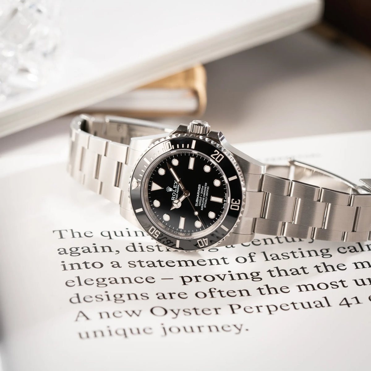 Produktfotografie der Rolex Submariner No Date der Referenz 124060 mit schwarzem Zifferblatt und schwarzer Keramik-Lünette an einem Oytser-Stahlband im Neuzustand