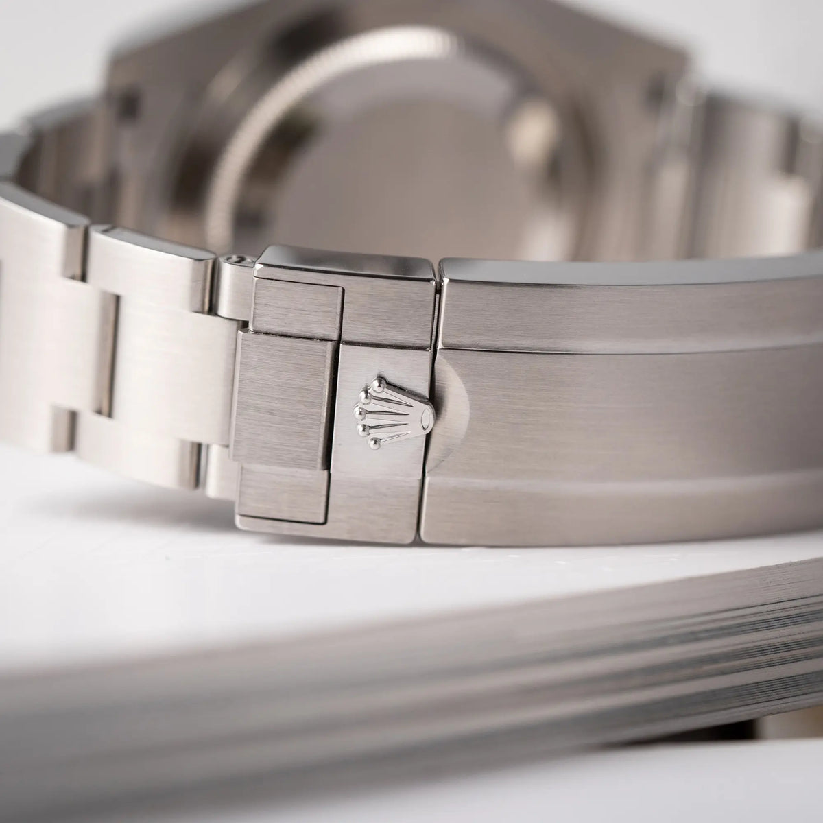 Detailaufnahme der Rolex-Krone auf der Oyster-Stahl-Faltschliesse der Rolex Submariner No Date der Referenz 124060 mit schwarzem Zifferblatt und schwarzer Keramik-Lünette an einem Oytser-Stahlband im Neuzustand
