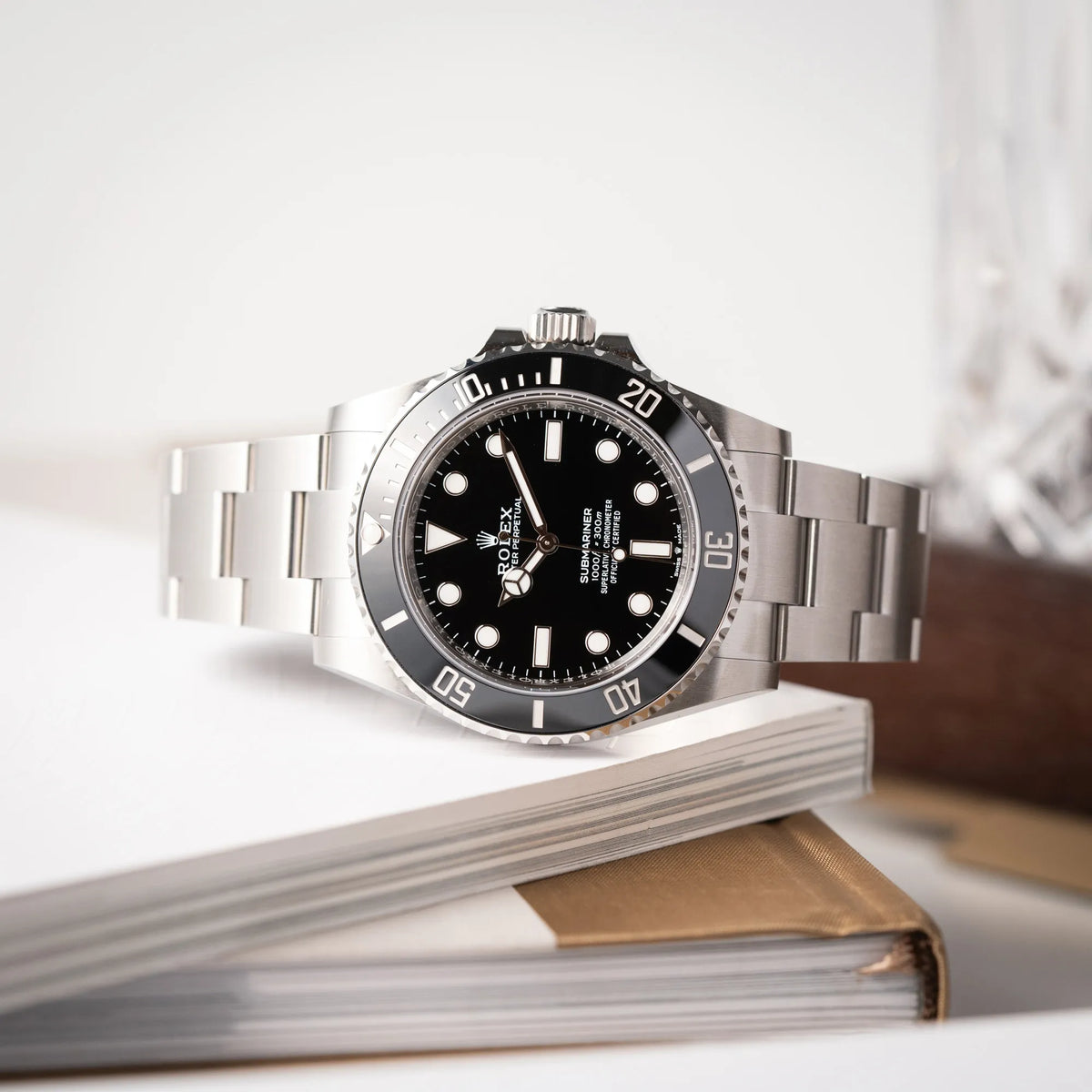 Rolex Submariner No Date der Referenz 124060 mit schwarzem Zifferblatt und schwarzer Keramik-Lünette an einem Oytser-Stahlband im Neuzustand