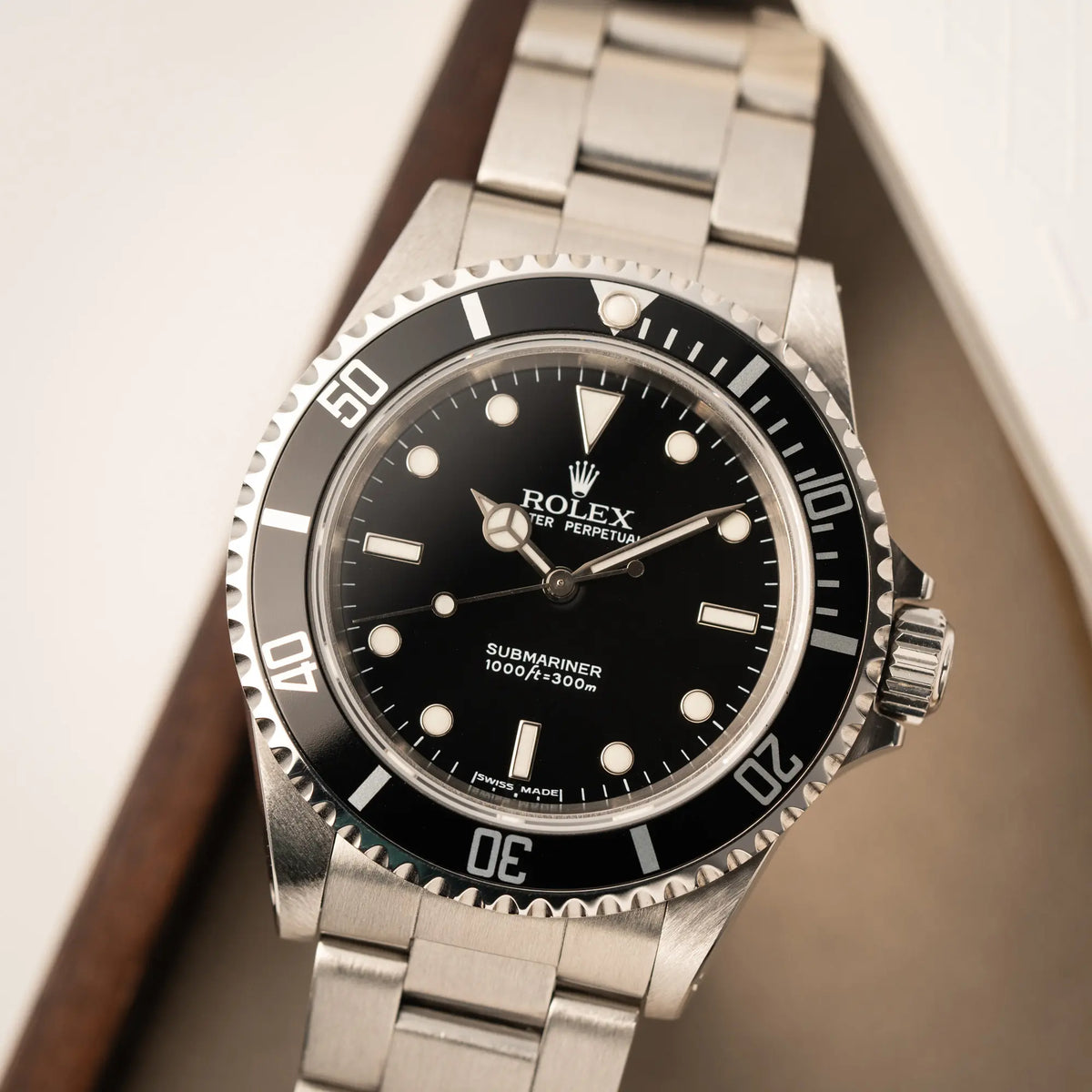 Detailaufnahme der Rolex Submariner No Date 14060M mit schwarzem Zifferblatt und der klassischen schwarzen Aluminium-Lünette