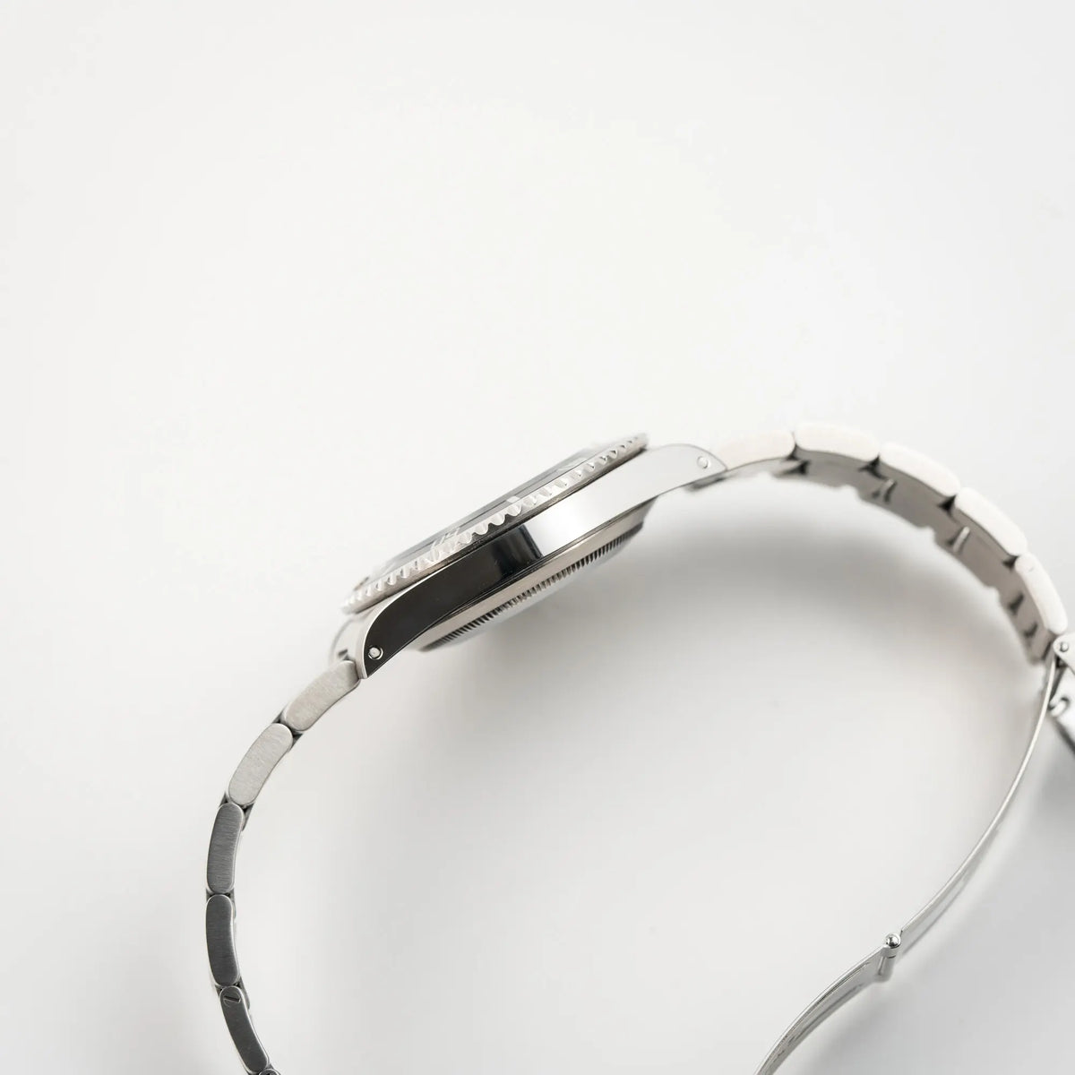 Seitliche Gehäuseflanke der Rolex Submariner No Date 14060M mit schwarzem Zifferblatt und der klassischen schwarzen Aluminium-Lünette