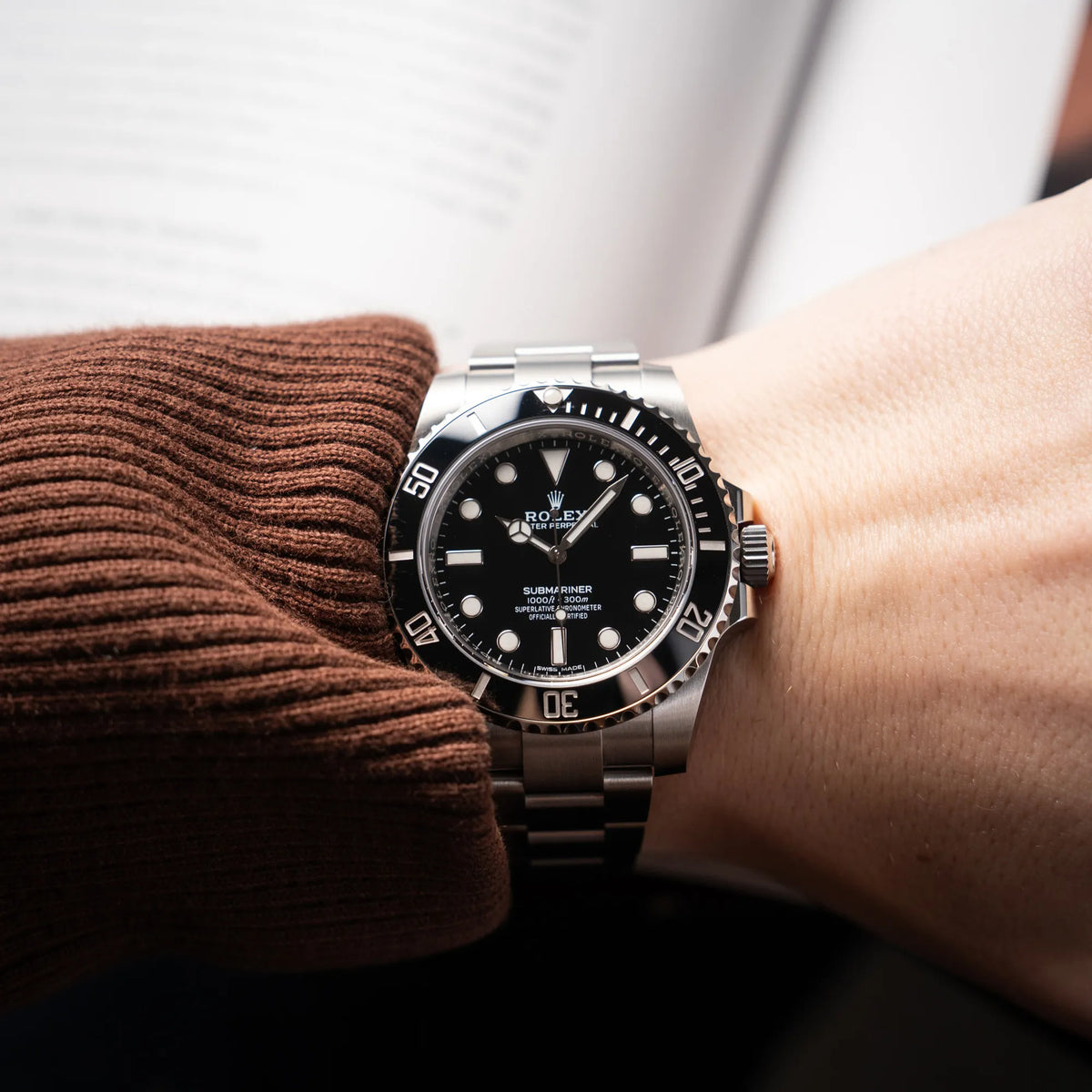 Wristshot mit der Rolex Submariner 114060 No Date aus 2019 in der klassischen schwarzen Ausführung im Neuzustand