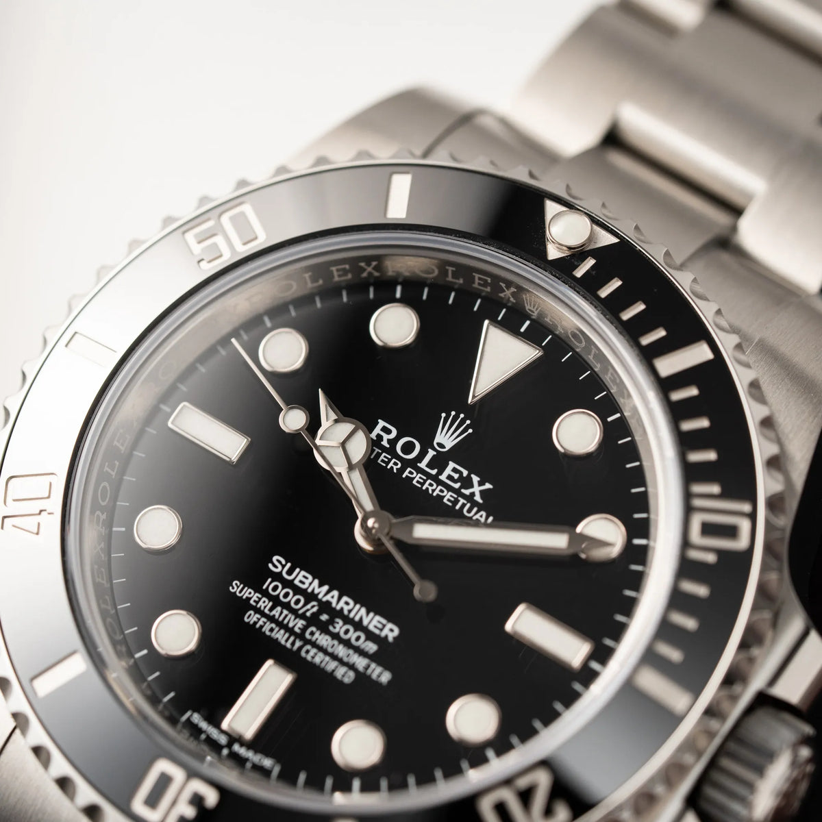 Nahaufnahme der Rolex Submariner 114060 No Date aus 2019 in der klassischen schwarzen Ausführung im Neuzustand