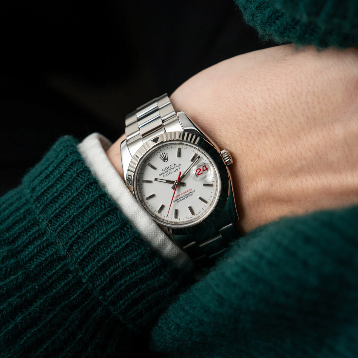 Mann trägt den Rolex Datejust Turn-O-Graph 116264 in 36 mm mit dem weißen Zifferblatt und dem roten Sekundenzeiger an seinem Handgelenk