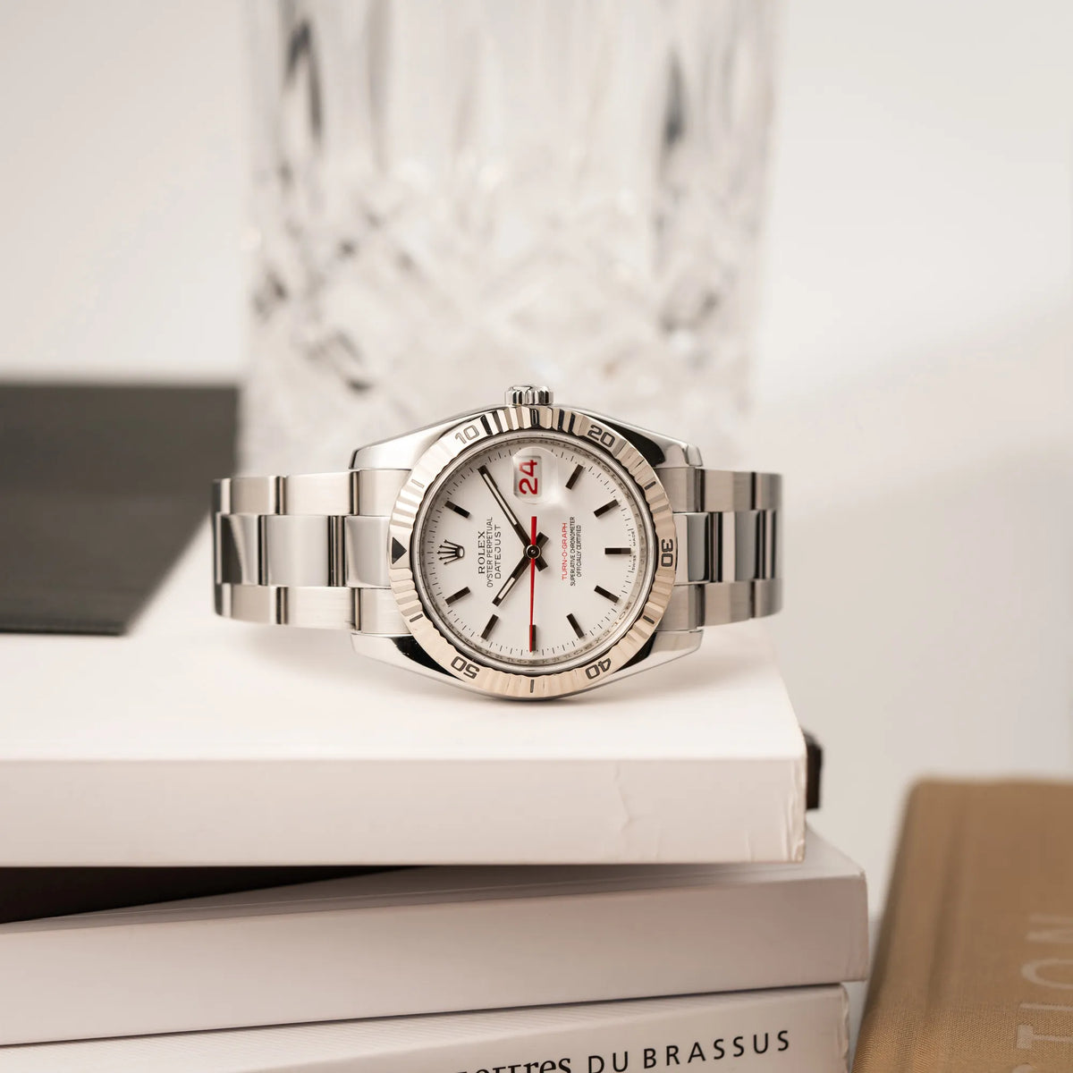 Produktfotografie der Rolex Datejust Turn-O-Graph 116264 in 36 mm mit dem weißen Zifferblatt und dem roten Sekundenzeiger