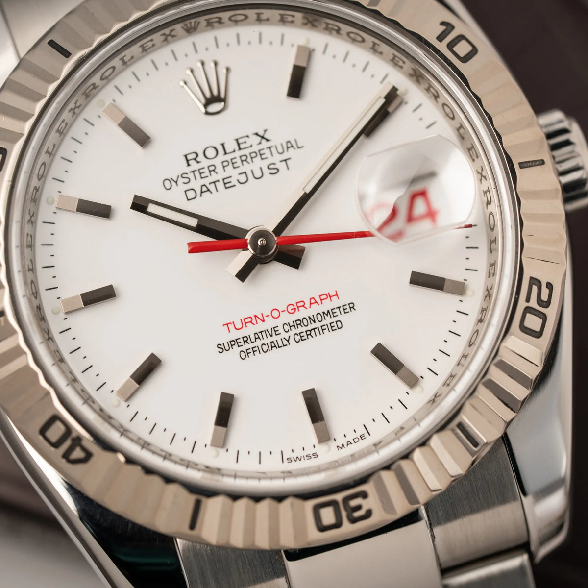 Detailaufnahme der Rolex Datejust Turn-O-Graph 116264 in 36 mm mit dem weißen Zifferblatt und dem roten Sekundenzeiger