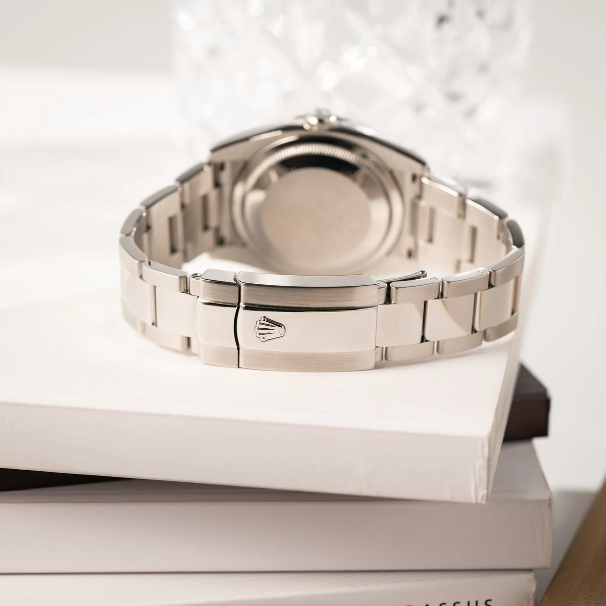 Produktfotografie zeigt die geschlossene Oyster-Stahl-Faltschliesse der Rolex Datejust Turn-O-Graph 116264 in 36 mm mit dem weißen Zifferblatt und dem roten Sekundenzeiger