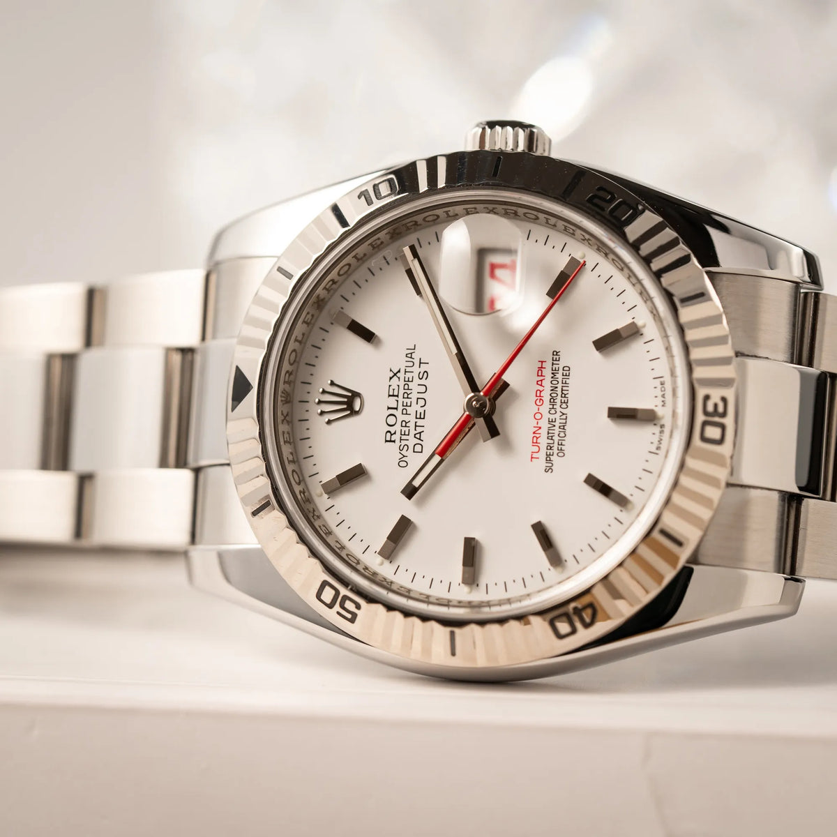 Gehäusekopf der Rolex Datejust Turn-O-Graph 116264 in 36 mm mit dem weißen Zifferblatt und dem roten Sekundenzeiger