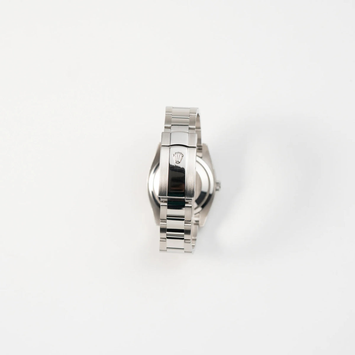 Blick auf die geschlossenen Oyter-Stahl-Faltschiesse der Rolex Datejust Turn-O-Graph 116264 in 36 mm mit dem weißen Zifferblatt und dem roten Sekundenzeiger