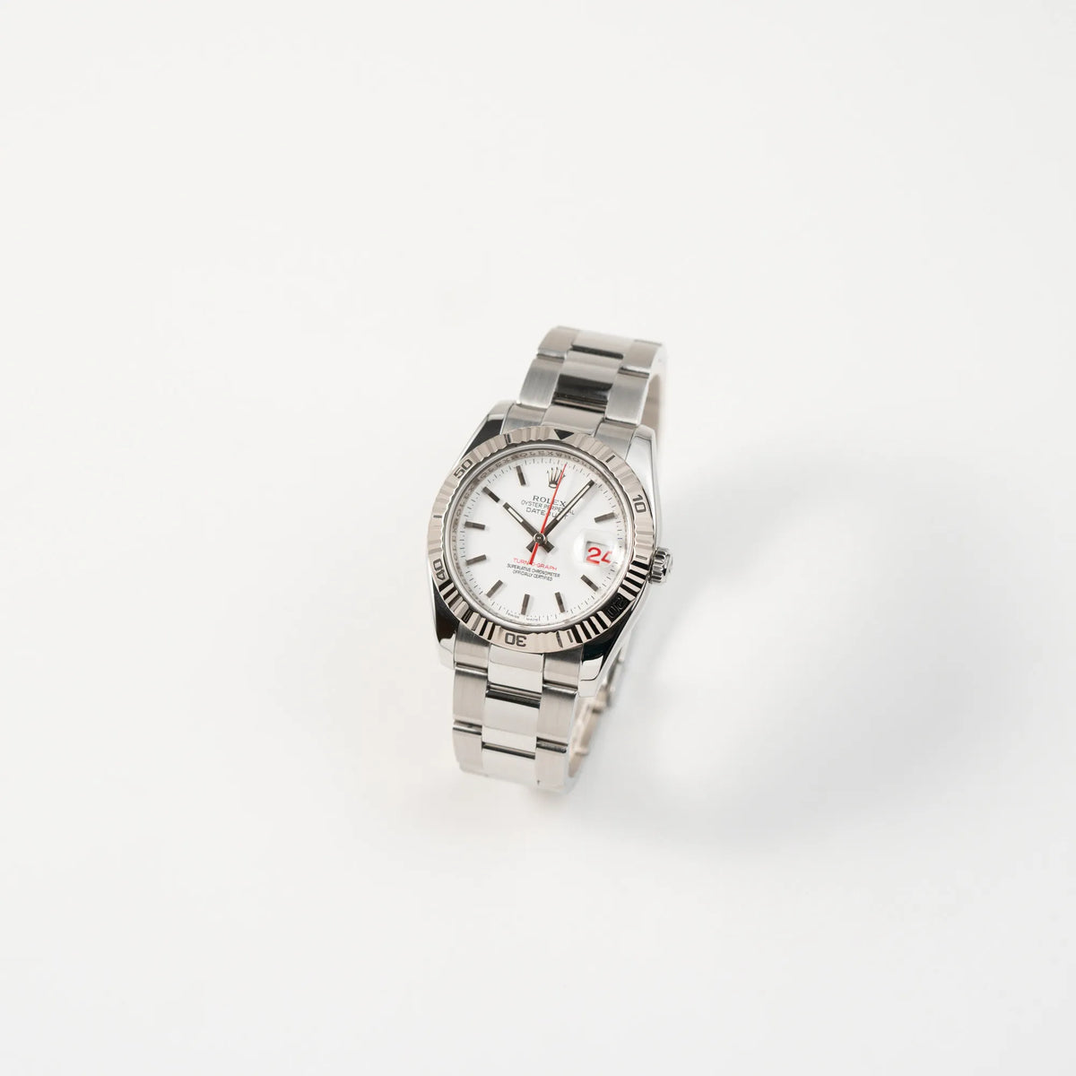 Leicht schräge Ansicht der Rolex Datejust Turn-O-Graph 116264 in 36 mm mit dem weißen Zifferblatt und dem roten Sekundenzeiger