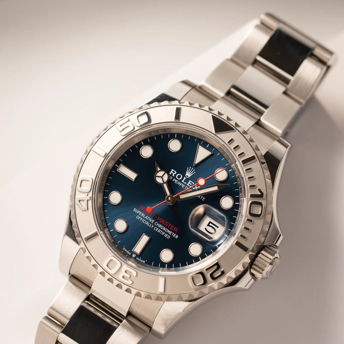Nahe Produktfotografie der Rolex Yacht-Master 40 der Referenz 126622 mit der Platin-Lünette in der blauen Zifferblatt-Variante