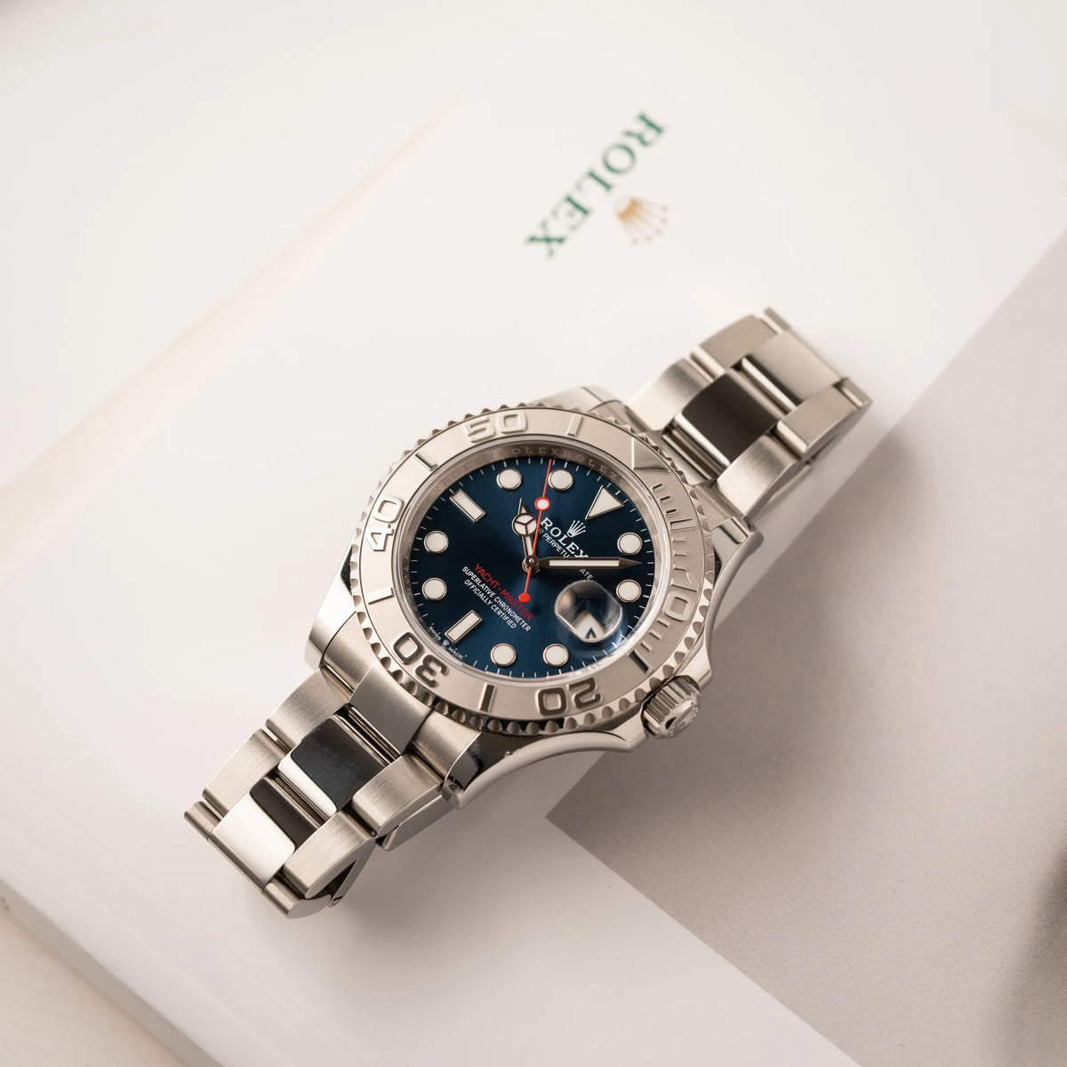 Rolex Yacht-Master 40 der Referenz 126622 mit der Platin-Lünette in der blauen Zifferblatt-Variante auf einem Rolex-Buch
