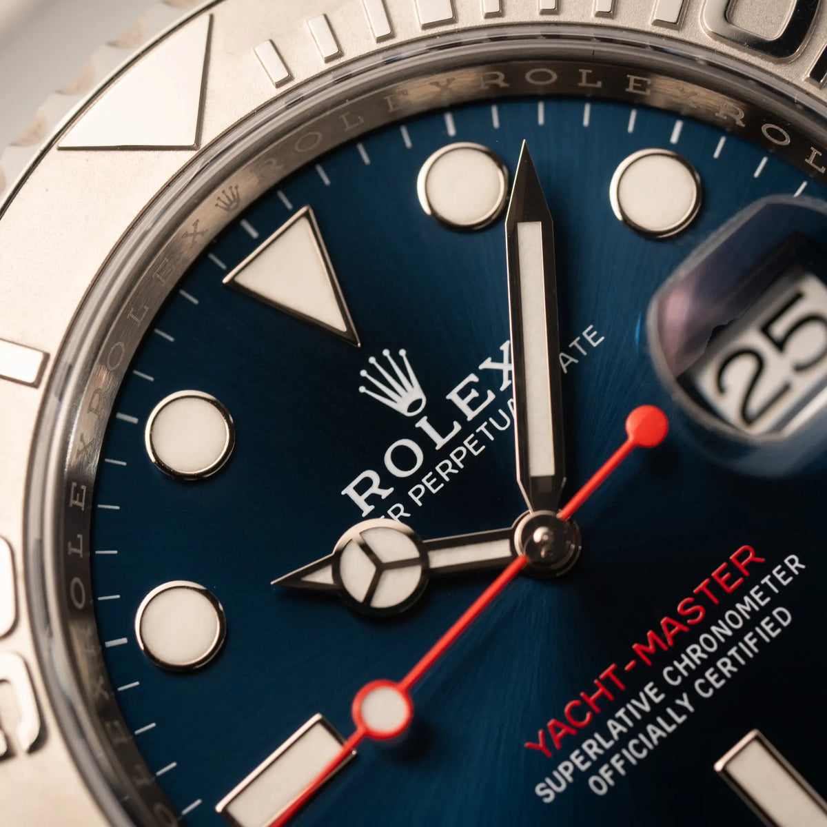 Makro-Aufnahme der Rolex Yacht-Master 40 mit blauem Zifferblatt der Referenz 126622 aus 2022 und roten Details