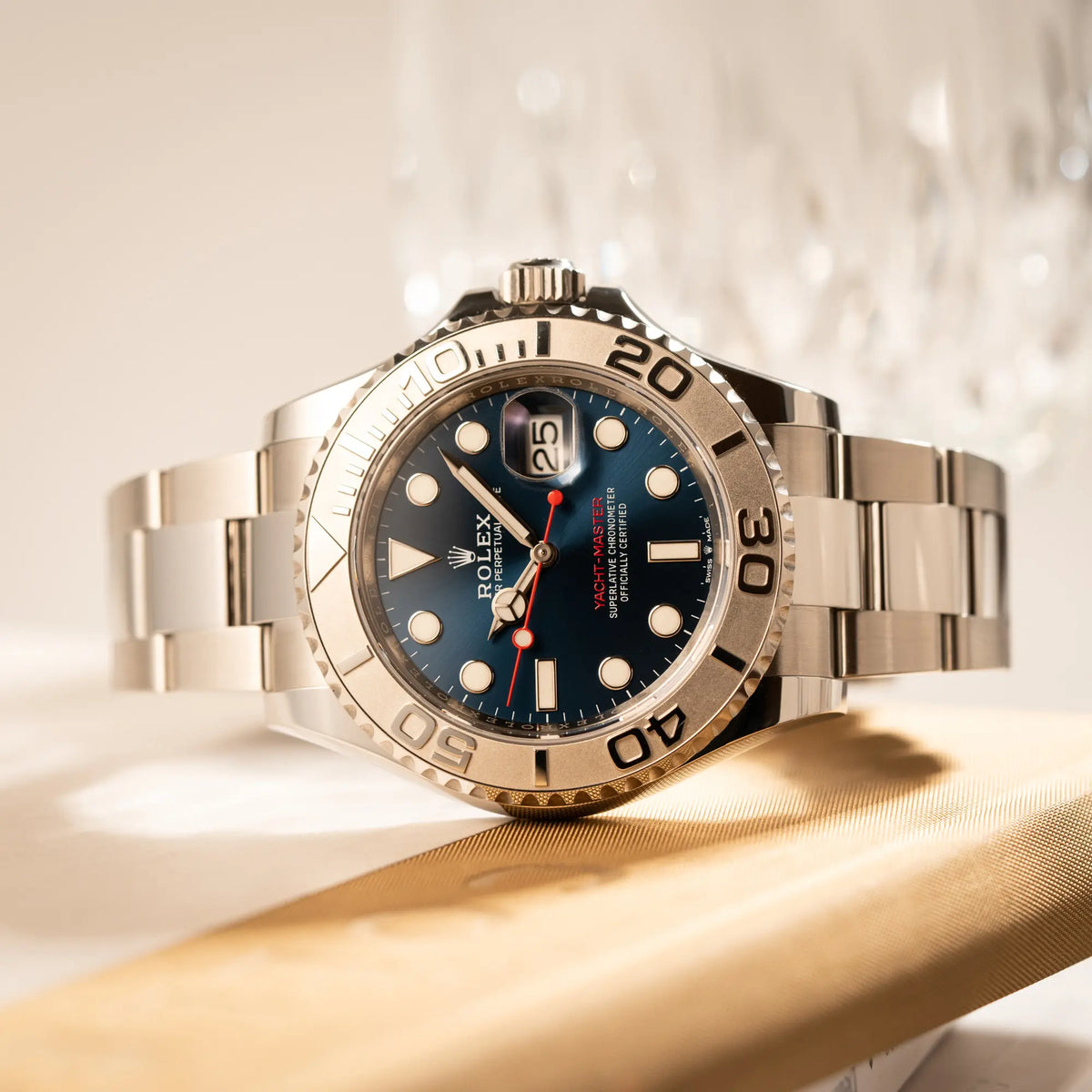 Produktfotografie der seitlich auf dem Gehäuse liegenden Rolex Yacht-Master 40 mit blauem Zifferblatt der Referenz 126622 aus 2022