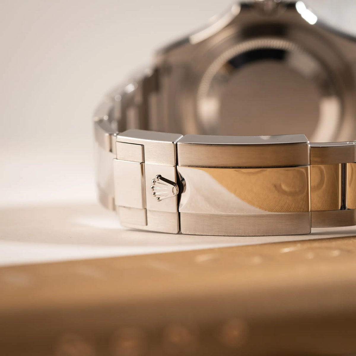 Detailaufnahme der Oyster-Stahlfaltschliesse von der Rolex Yacht-Master 40 mit blauem Zifferblatt der Referenz 126622 aus 2022