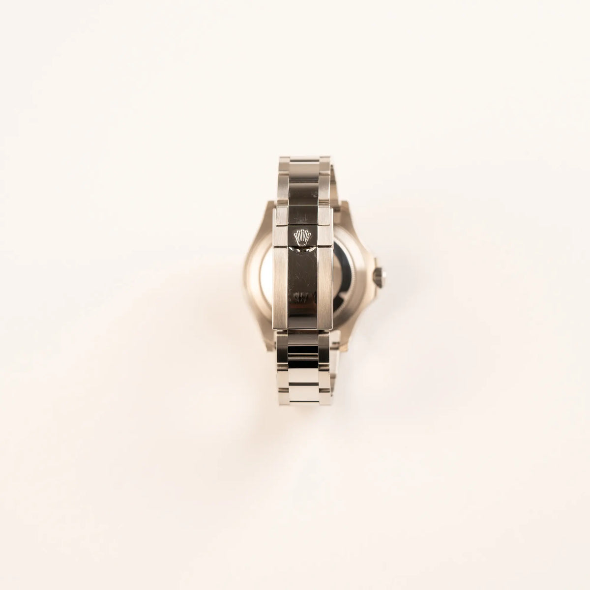 Blick auf die Oyster-Stahl-Faltschliesse a Oyster-Stahlband der Rolex Yachtmaster 40 der Referenz 126622 mit blauem Zifferblatt und der Rolesium-Lünette aus Platin