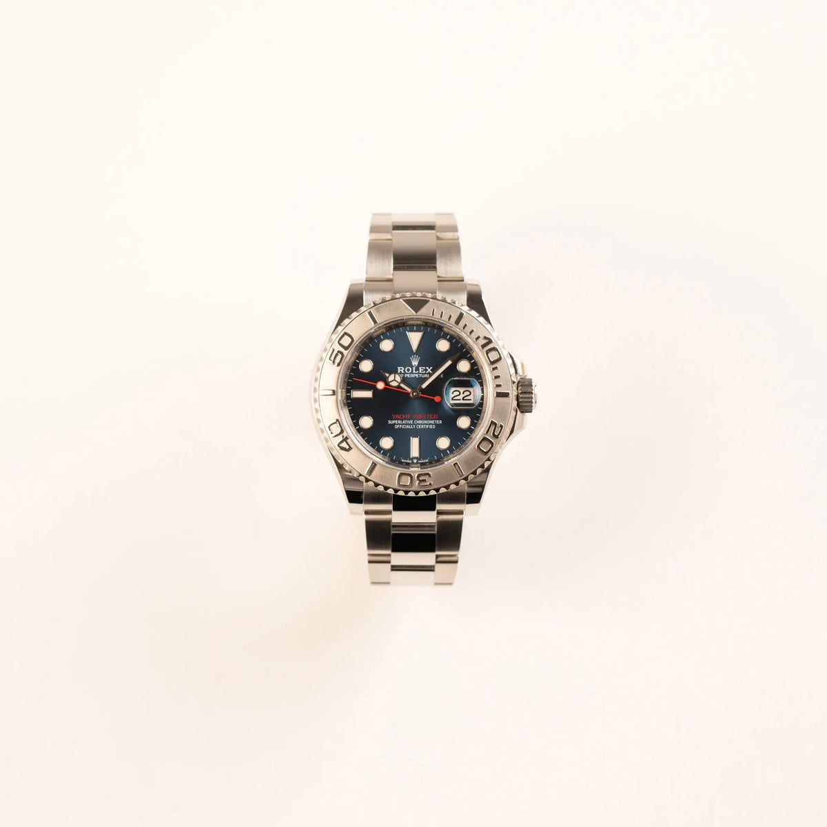Frontale Ansicht der Rolex Yachtmaster 40 der Referenz 126622 mit blauem Zifferblatt und der Rolesium-Lünette aus Platin