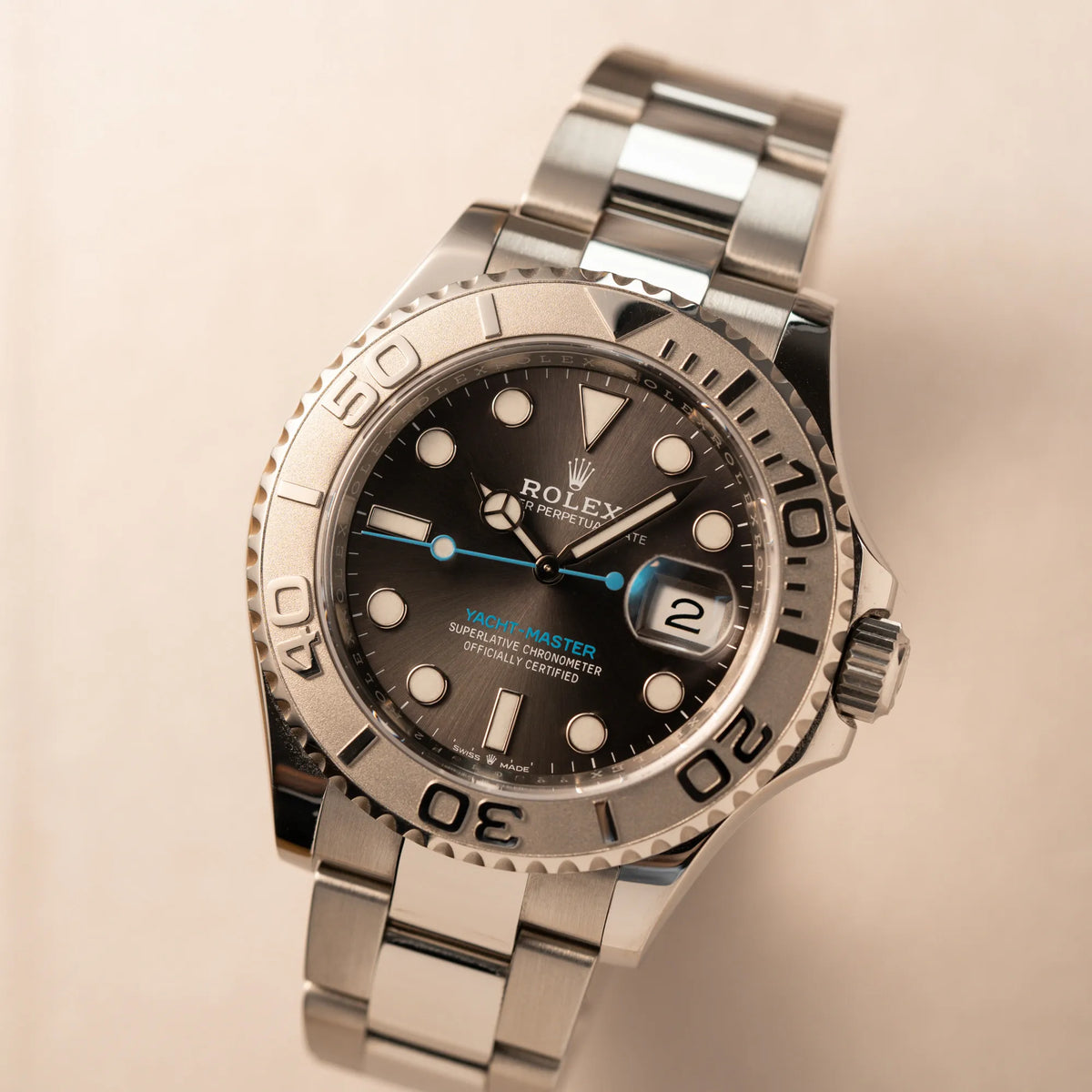 Detailaufnahme des Uhrenkopfes der Rolex Yachtmaster 40 mit Platin-Lünette der Referenz 126622 mit dem Rhodium-Zifferblatt und hellblauem Sekundenzeiger