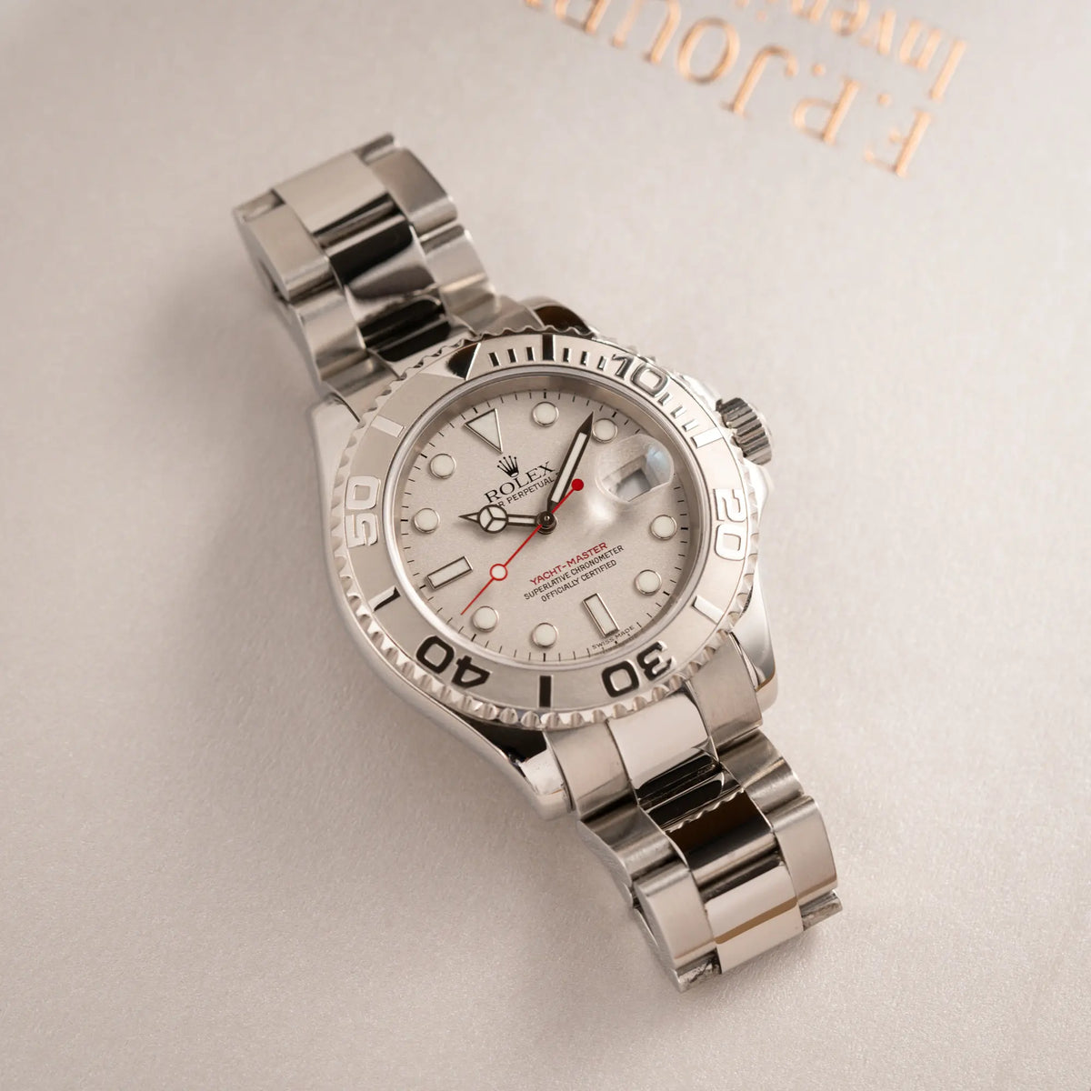 Fotografie der Rolex Yachtmaster 40 Platinum mit der Referenz 16622 mit Platin-Lünette und dem typischen roten Sekundenzeiger