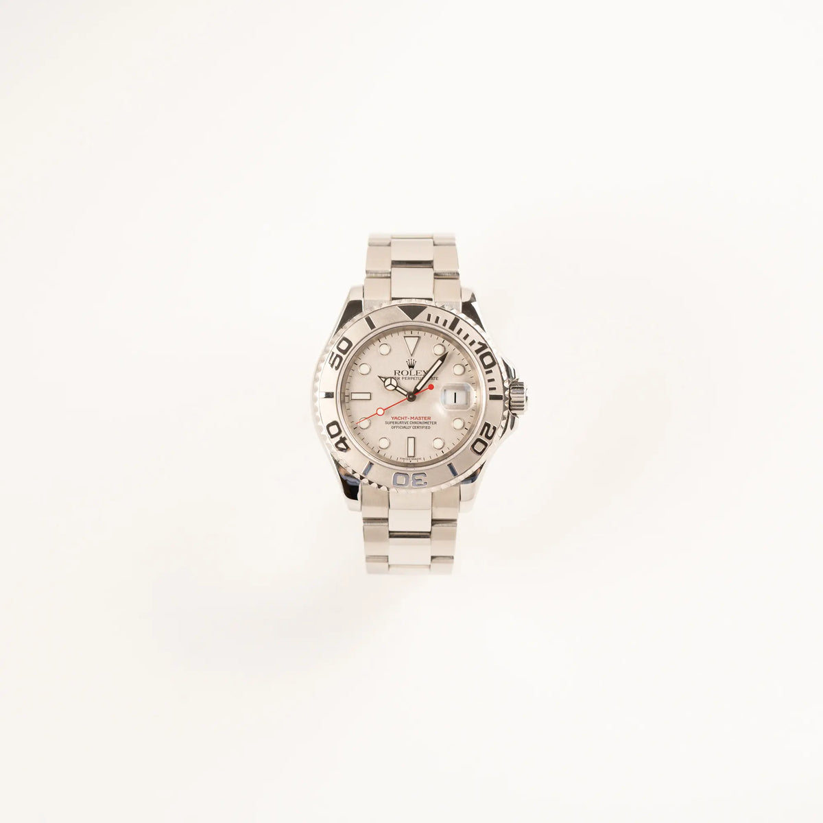 Frontale Ansicht der Rolex Yachtmaster 40 Platinum mit der Referenz 16622 mit Platin-Lünette und dem typischen roten Sekundenzeiger