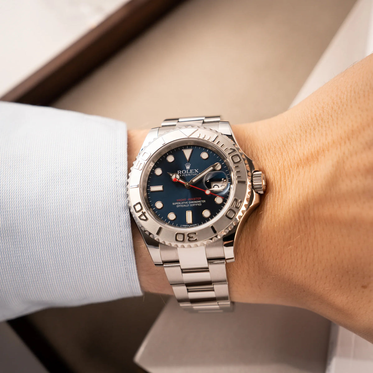 Wristshot mit der Rolex Yachtmaster 40 mit blauem Zifferblatt der Referenz 116622