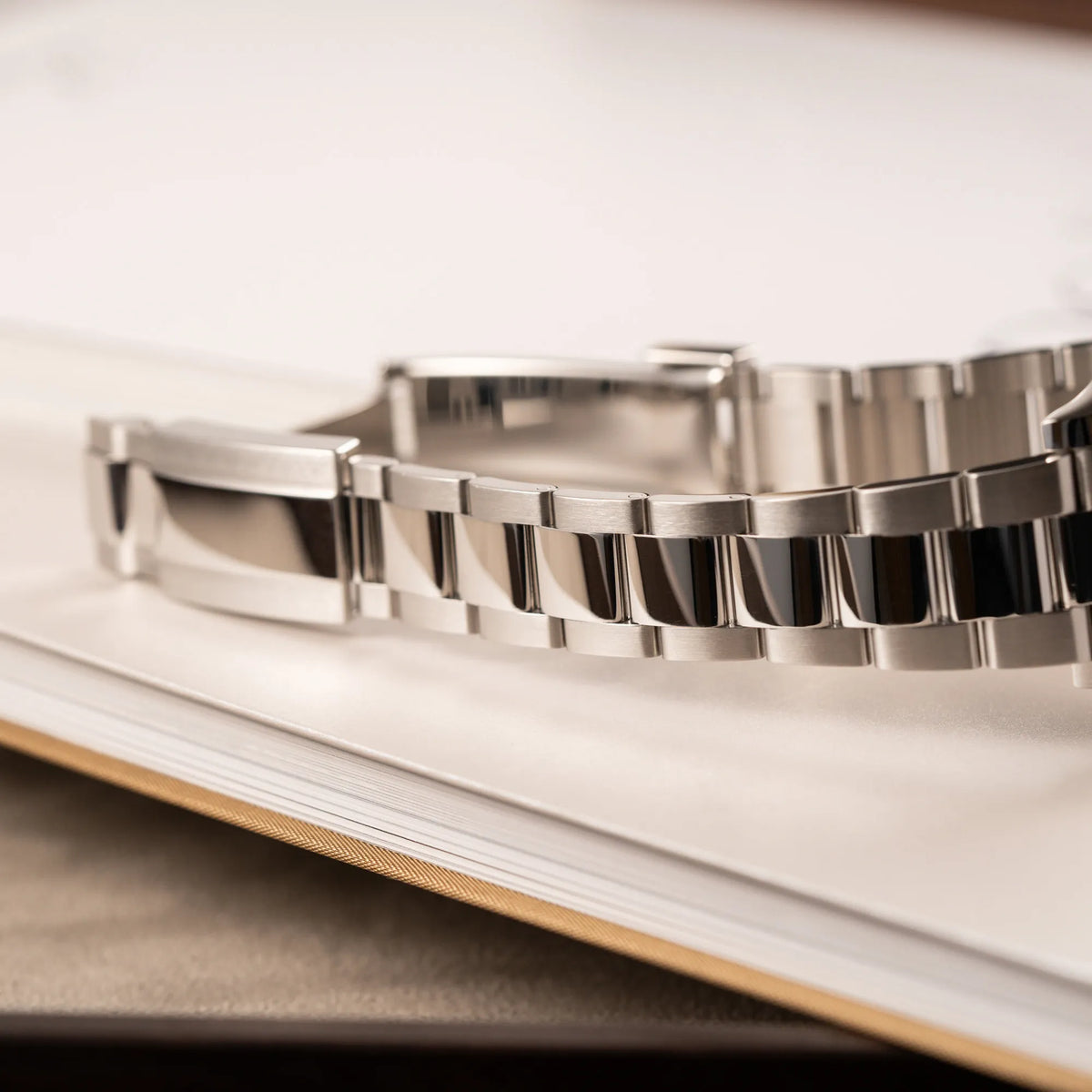 Detailaufnahme des Oyster-Stahlbands in sehr gutem Zustand zugehörig zu der Rolex Yachtmaster 40 mit blauem Zifferblatt der Referenz 116622