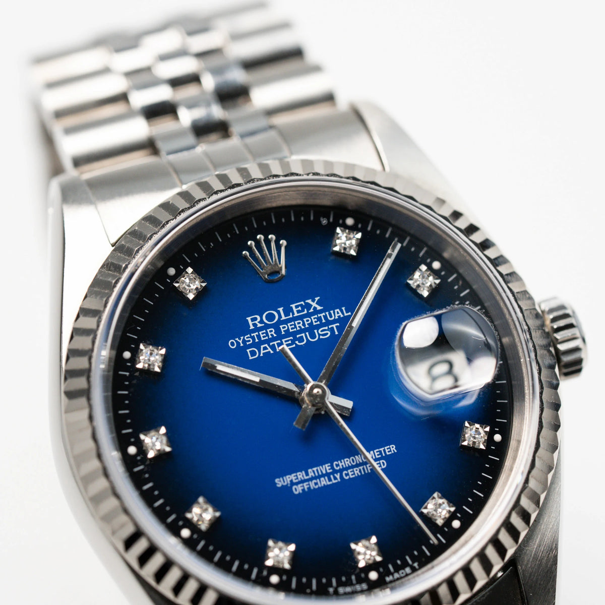 Detailaufnahme der Rolex Datejust 36 mit einem sehr seltenen Degradé Diamond Zifferblatt, dass von Blau ins Schwarze verläuft