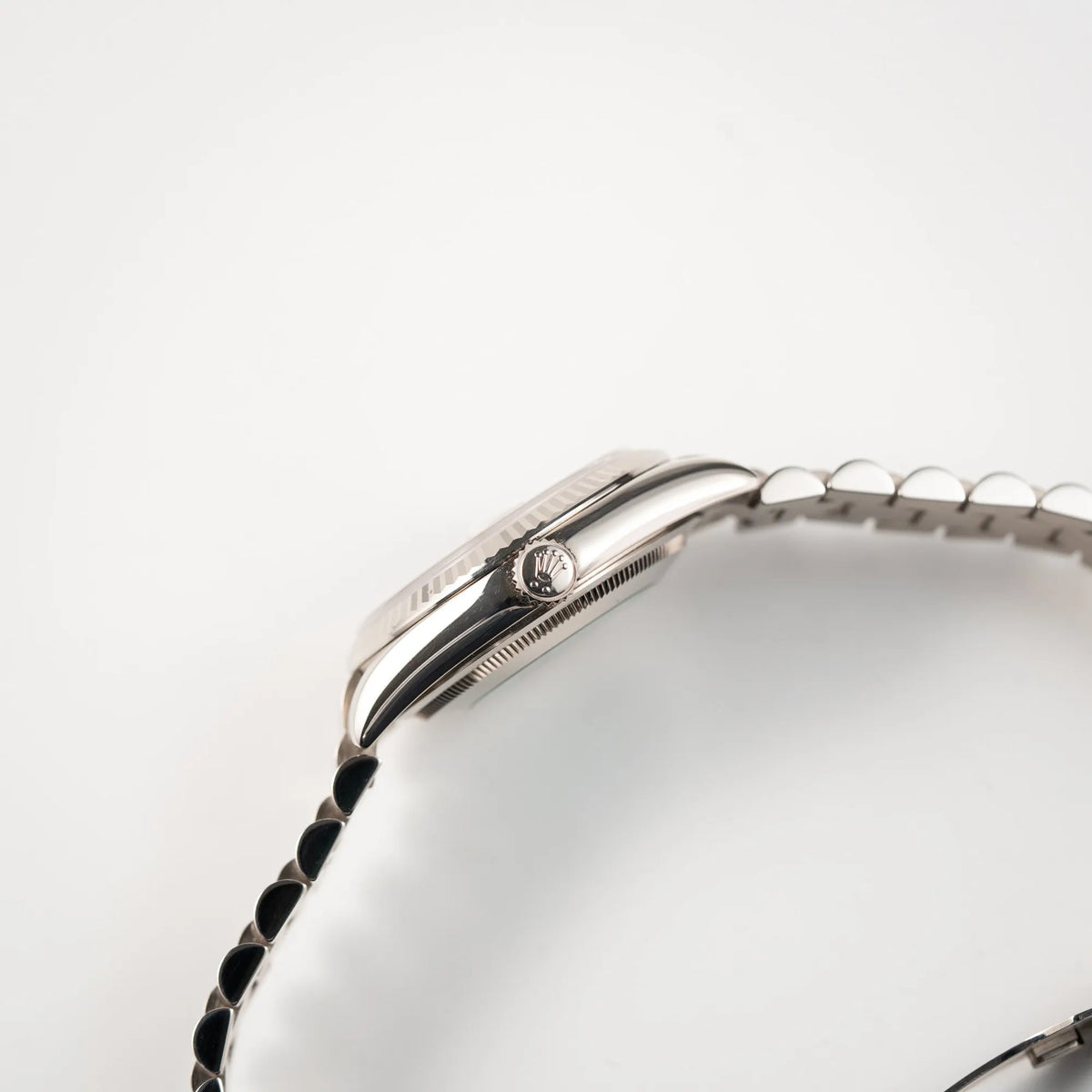 Seitliche Gehäuseflanke der Rolex Day-Date 36 der Referenz 118239 in 750er Weißgold gefertigt mit dem klassischen President-Armband