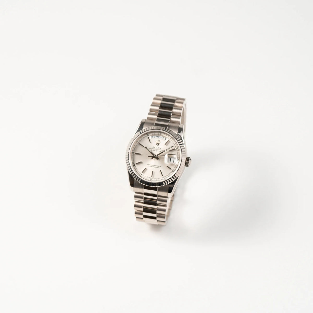 Leicht schräge Ansicht der Rolex Day-Date 36 der Referenz 118239 in 750er Weißgold gefertigt mit dem klassischen President-Armband