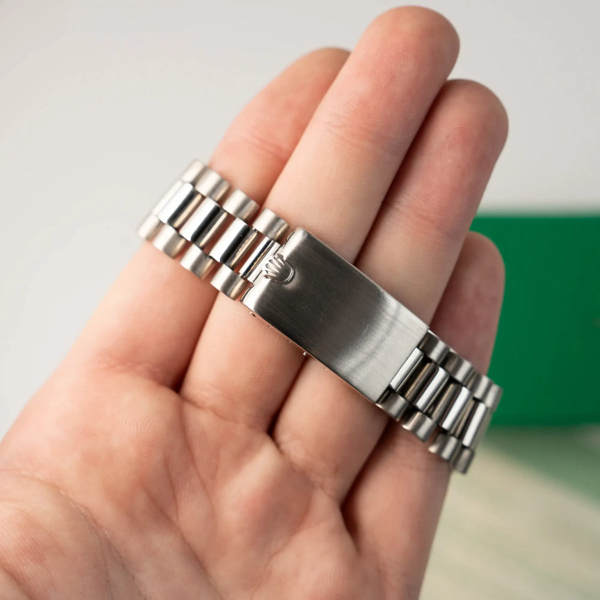 Schliesse am President-Armband der Rolex DayDate mit der Referenz 1803 in Weißgold mit 36 mm Durchmesser und einem speziellen Zifferblatt, dass an die Struktur von Leinenstoff erinnert