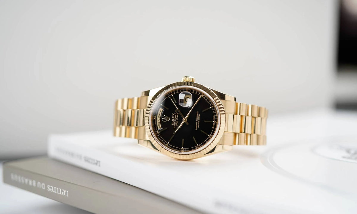 Gelbgoldene Rolex DayDate mit schwarzem Zifferblatt