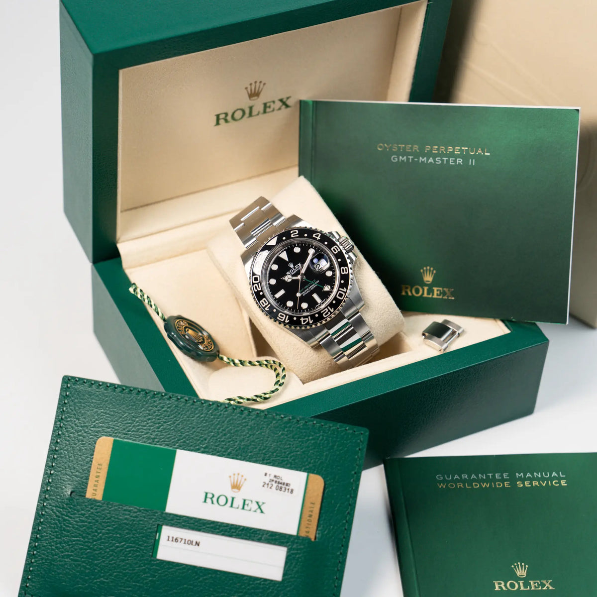 Rolex GMT Master 2 in Schwarz mit der Keramik-Lünette in einem neuwertigen Zustand zusammen mit dem Lieferumfang