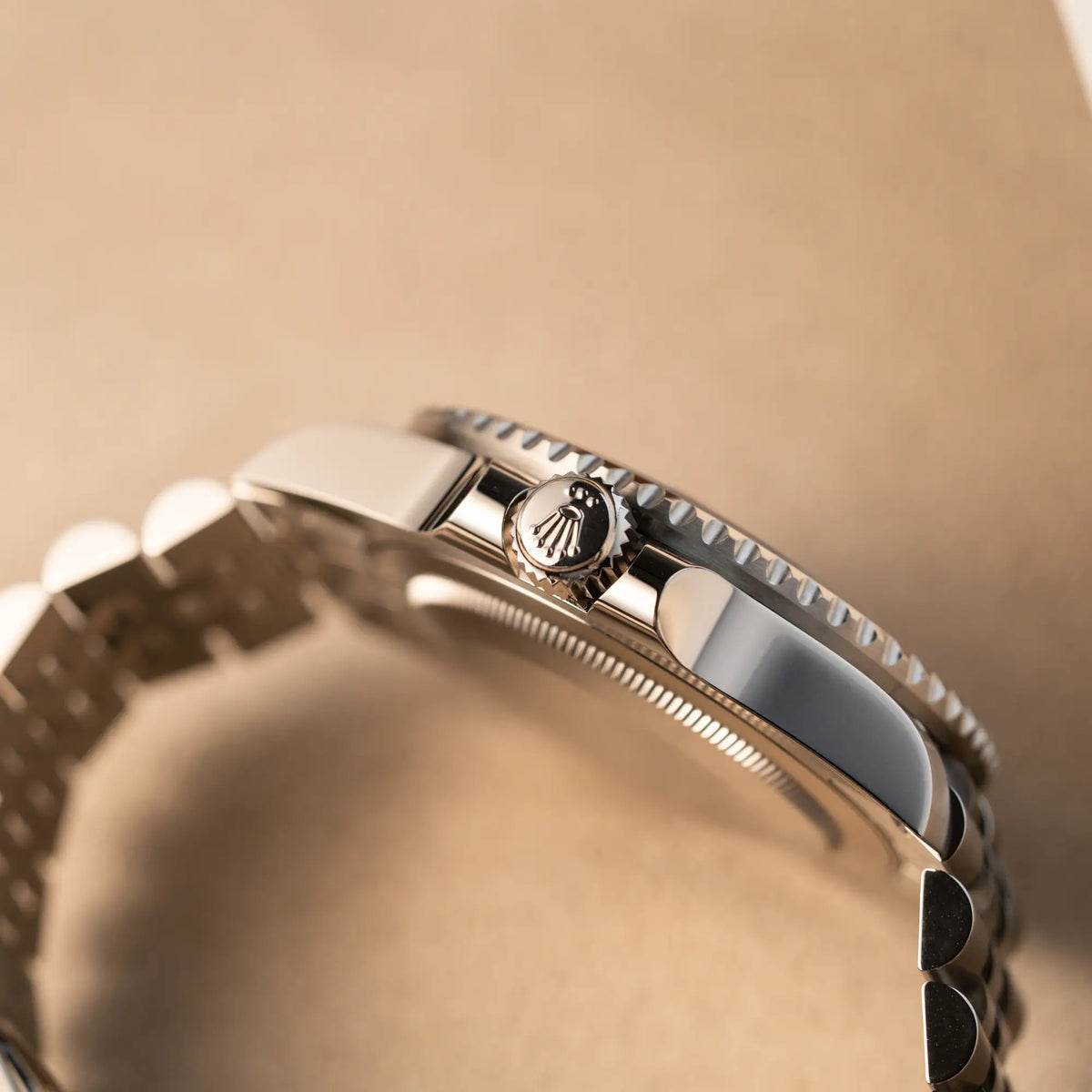 Detailaufnahme des seitlichen Gehäuses mit Blick auf die Aufzugskrone der Rolex GMT-Master II Batgirl der Referenz 126710BLNR mit blau schwarzer Lünette am Jubilee-Armband