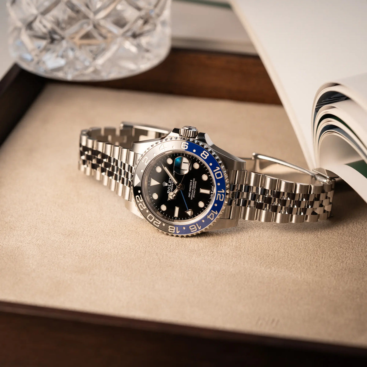Produktfotografie der Rolex GMT-Master II Batgirl der Referenz 126710BLNR mit blau schwarzer Lünette am Jubilee-Armband