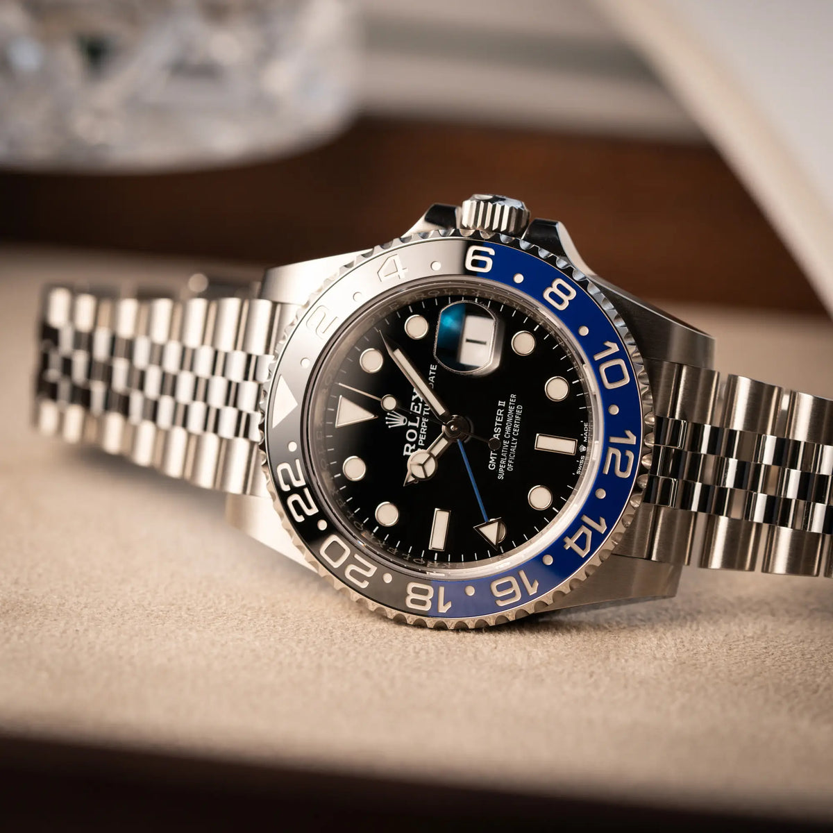 Detailaufnahme der seitlich liegenden Rolex GMT-Master II Batgirl der Referenz 126710BLNR mit blau schwarzer Lünette am Jubilee-Armband