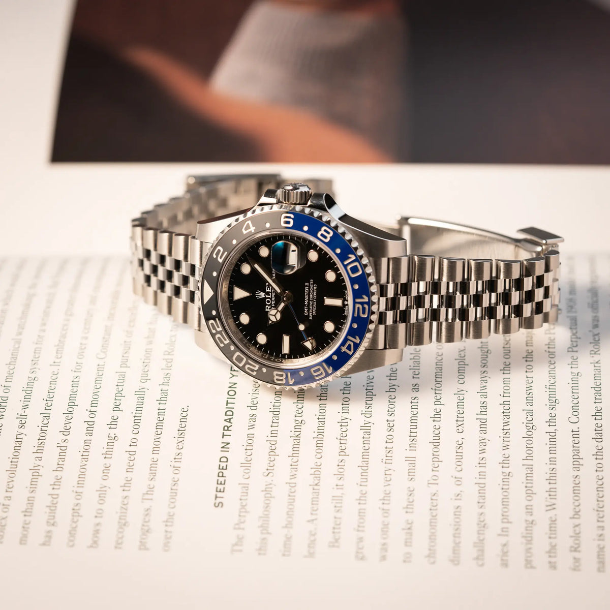 Fotografie der Rolex GMT-Master II Batgirl der Referenz 126710BLNR mit blau schwarzer Lünette am Jubilee-Armband
